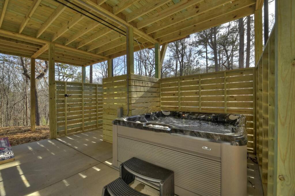 Rosewood Retreat - Hot Tub Fire Pit Pool Table Villa บลูริดจ์ ภายนอก รูปภาพ